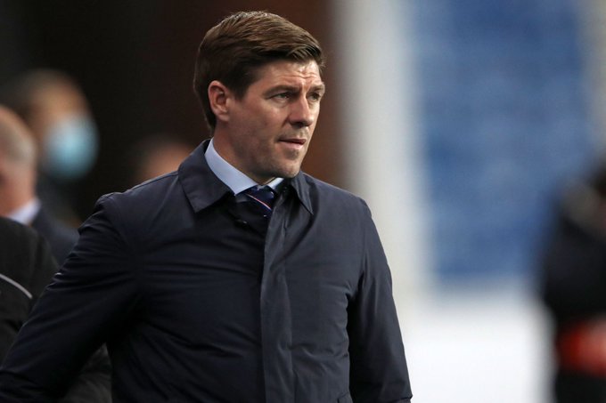 Steven Gerrard játékosát védi az UEFA-nál