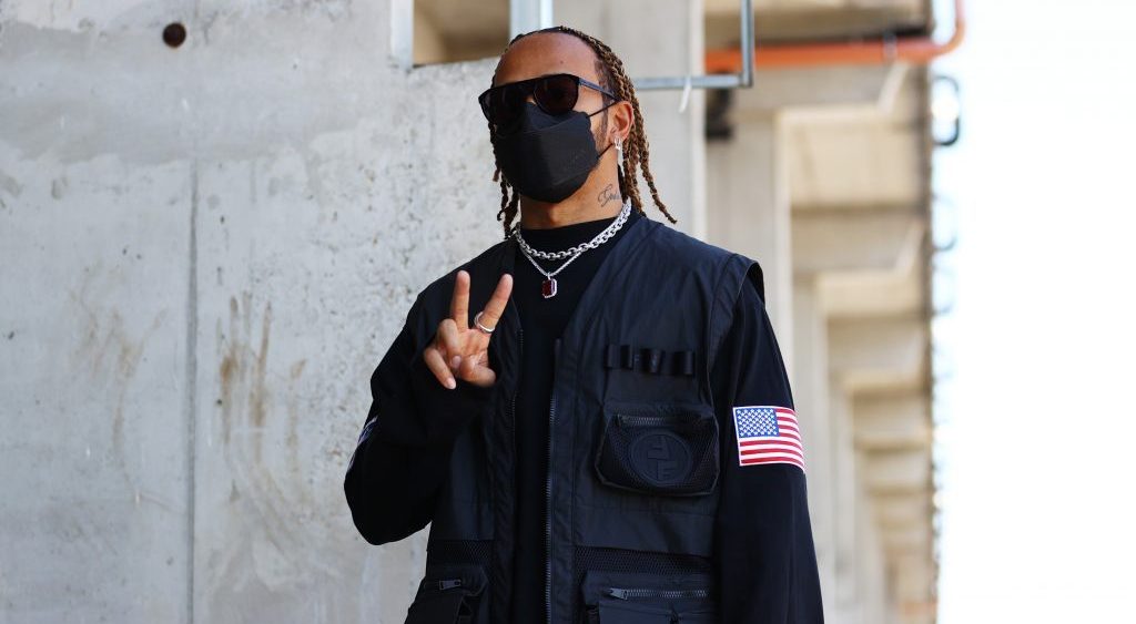 Hamilton Katar után Szaúd-Arábiában és Abu-Dzabiban is szivárványsisakban