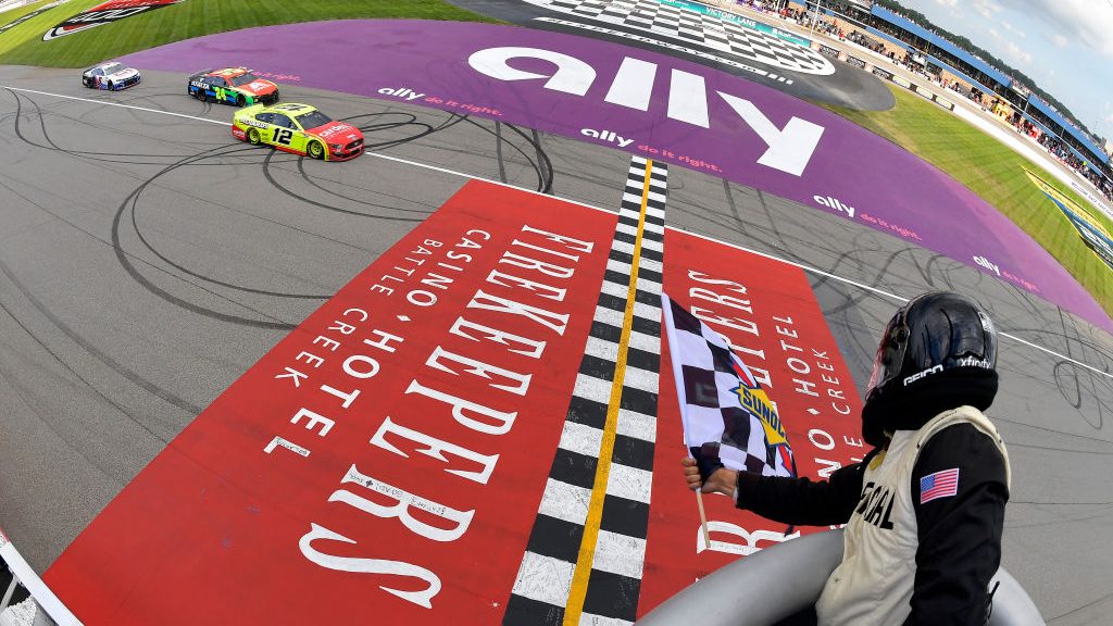 A nyár utolsó hónapjában is tombol a NASCAR-őrület