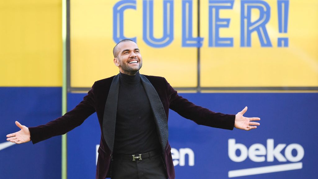 Strandpapucsban mutatták be Dani Alvest a barcelonai 12 fokban