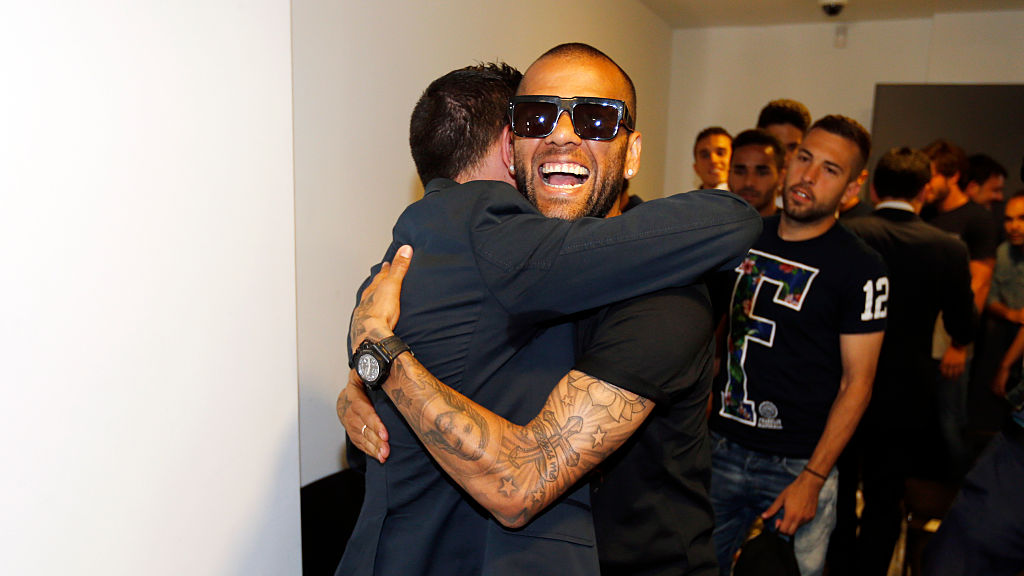 Dani Alves átesett az orvosin, keveset fog keresni, és este már edz
