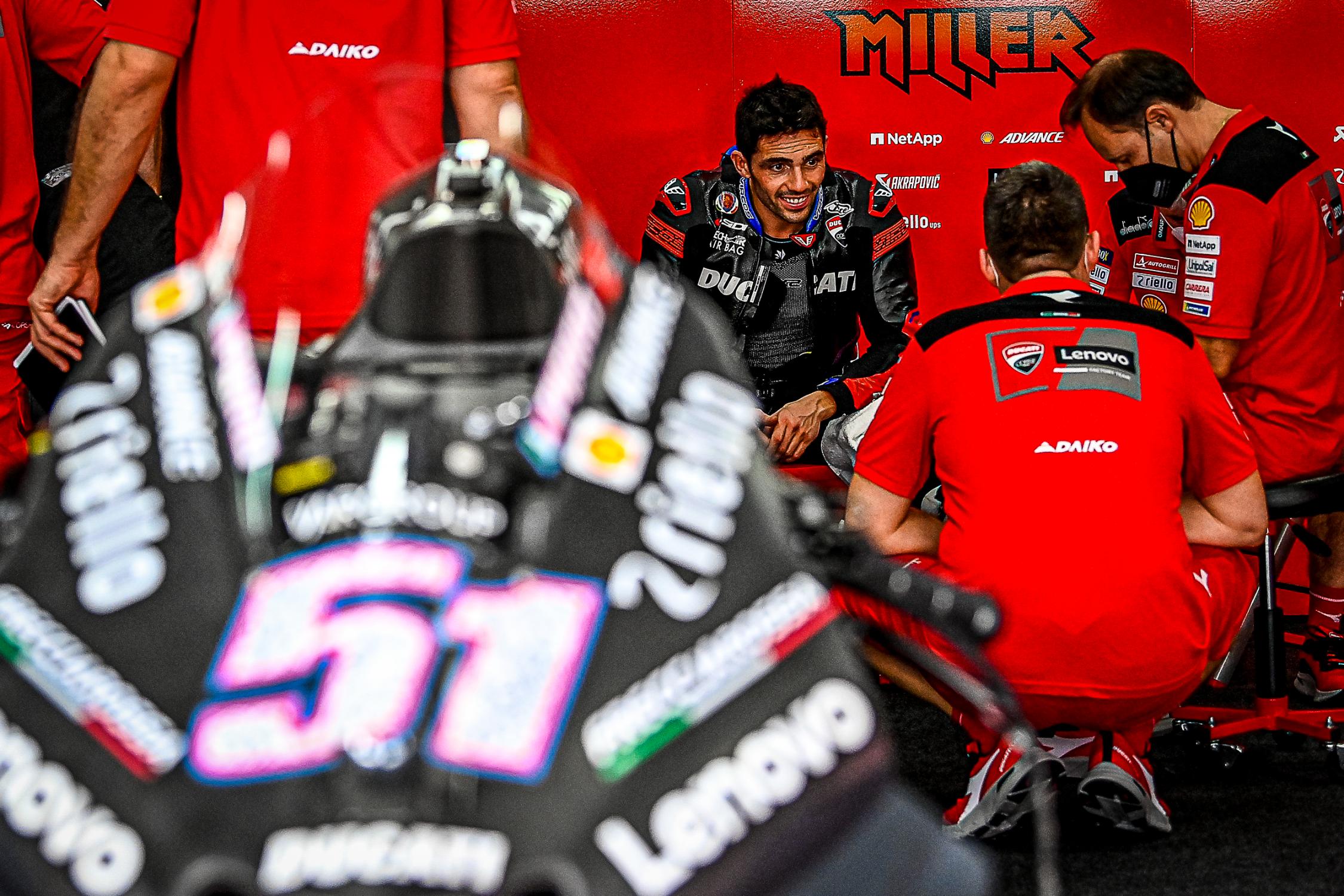 Beugrik a hétvégi MotoGP-idényzárón, folytatódik a Ducati-tesztpilóta rekordja
