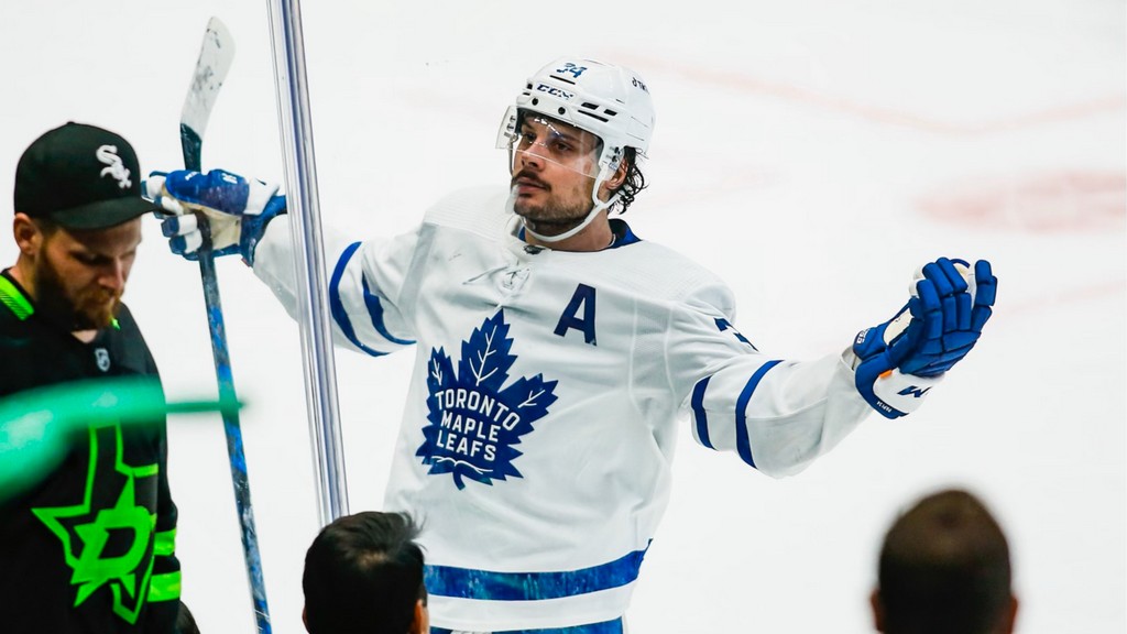 Matthews még négy évig a Maple Leafs játékosa marad