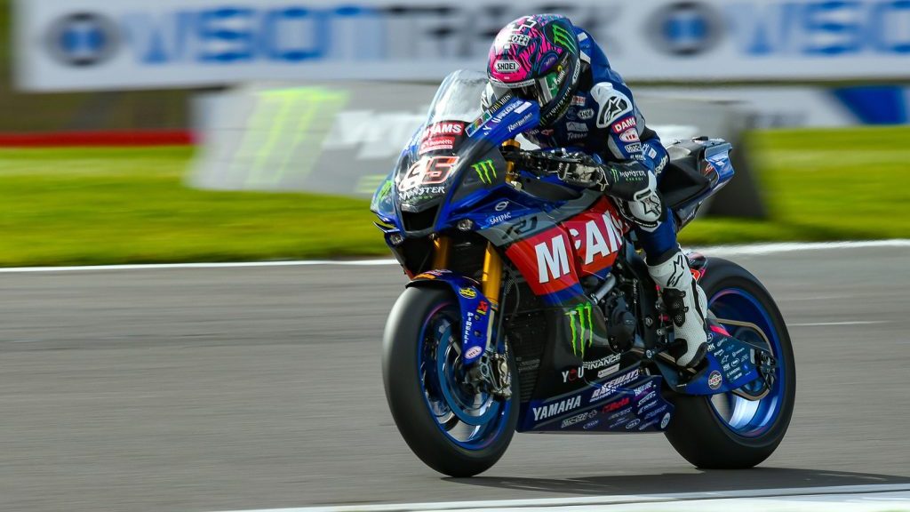 Sérült, csúszik a 2. generációs brit Superbike-bajnok vb-bemutatkozása
