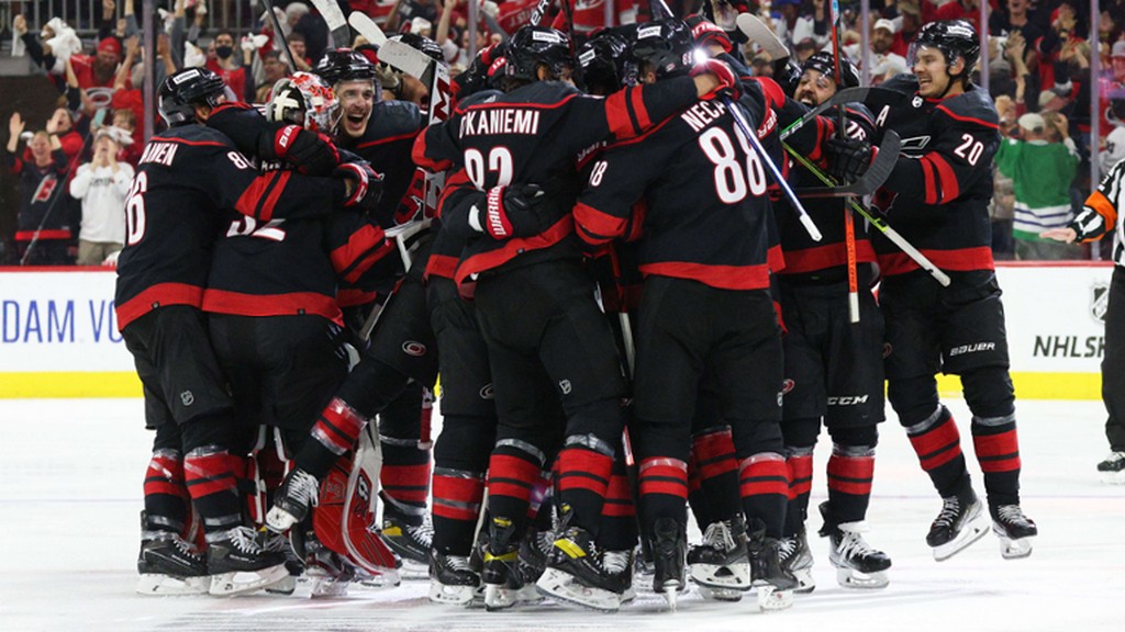Hosszabbításos ütközettel rajtolt a Hurricanes-Rangers párharc