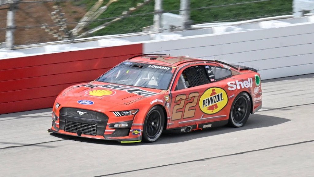 Joey Logano indulhat az élről Darlingtonban