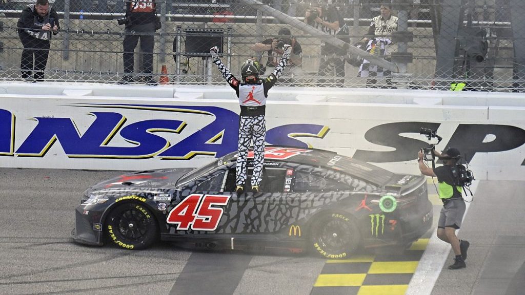 Két Busch a dobogón a Kansas 400-on