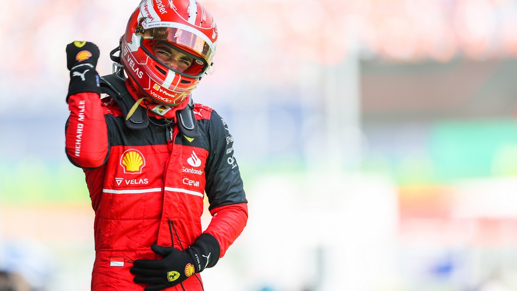 Charles Leclerc indul a pole-ból Szingapúrban