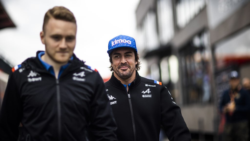 Alonso váltja a visszavonuló Vettelt