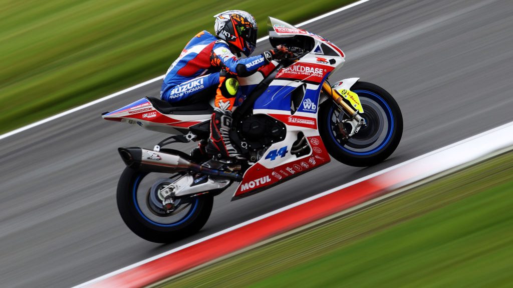 Sokat javult a suzukai 8 óráson súlyos sérülést szenvedett brit motoros állapota