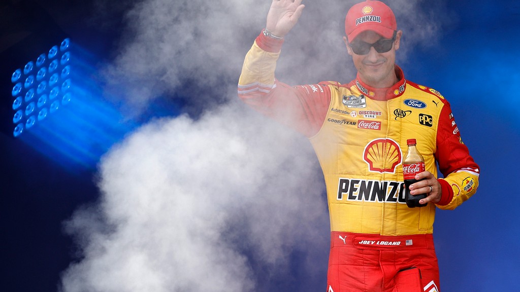 Joey Logano marad a Team Penske istállónál