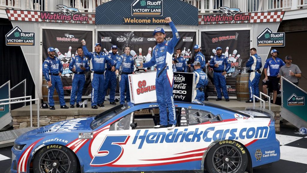 Kyle Larson bevette Watkins Glent, Räikkönen a falban kötött ki