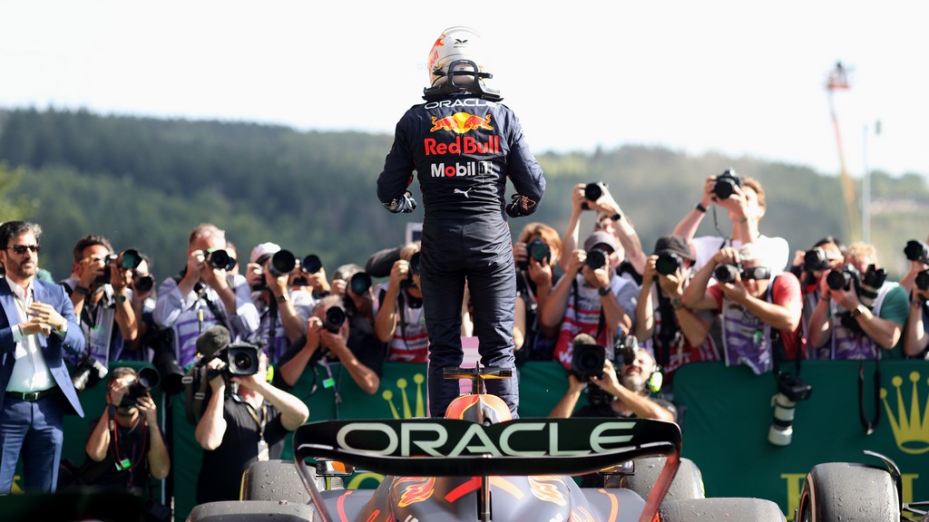 Max Verstappen már meg is előzte Sennát