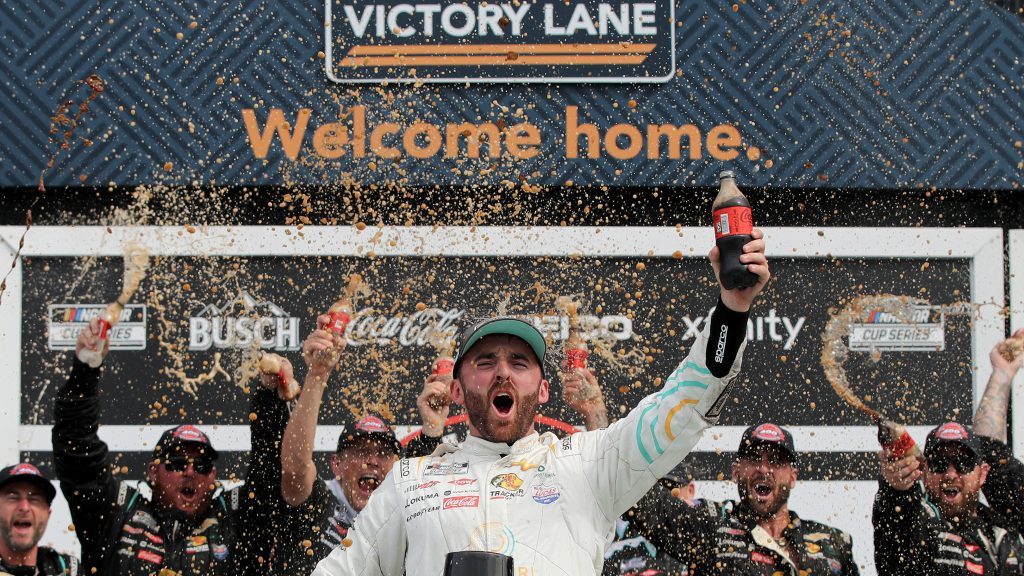 Kaotikus versennyel zárult a NASCAR alapszakasza
