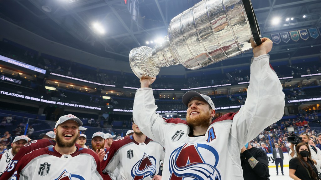 MacKinnon lett a liga legjobban fizetett játékosa