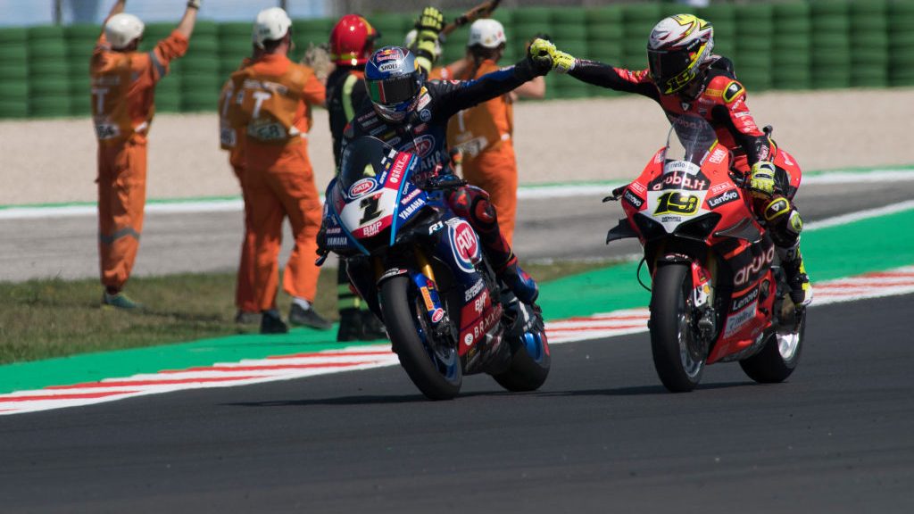 Razgatlioglu magabiztosan nyerte az elcsúsztatott Superbike-futamot