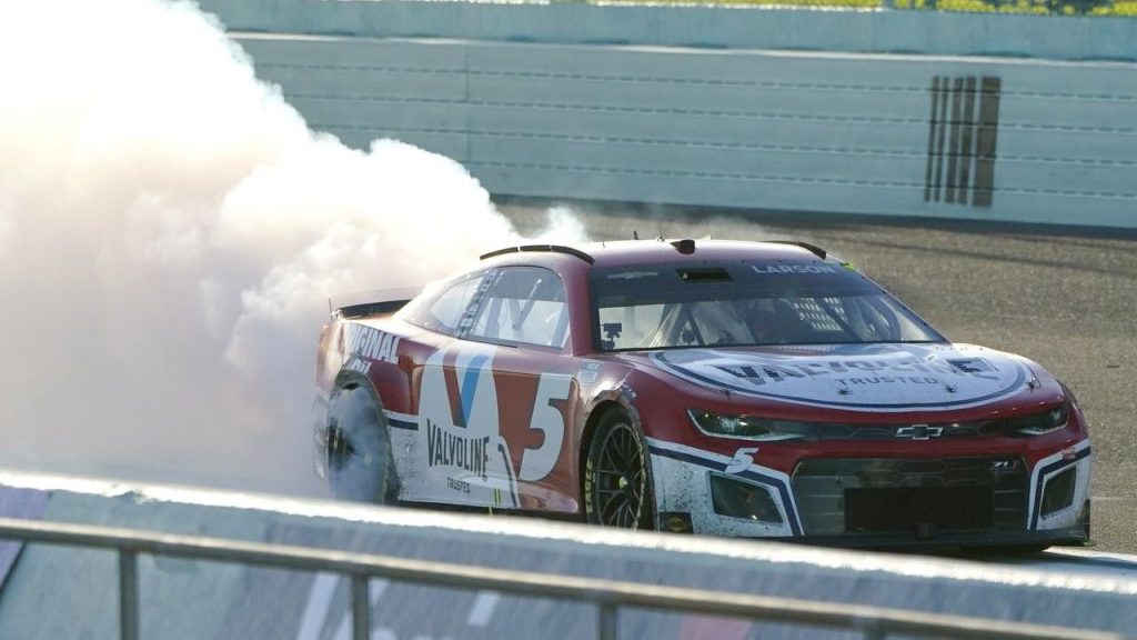 Kyle Larson meggyőző sikere a Homestead Speedway-en