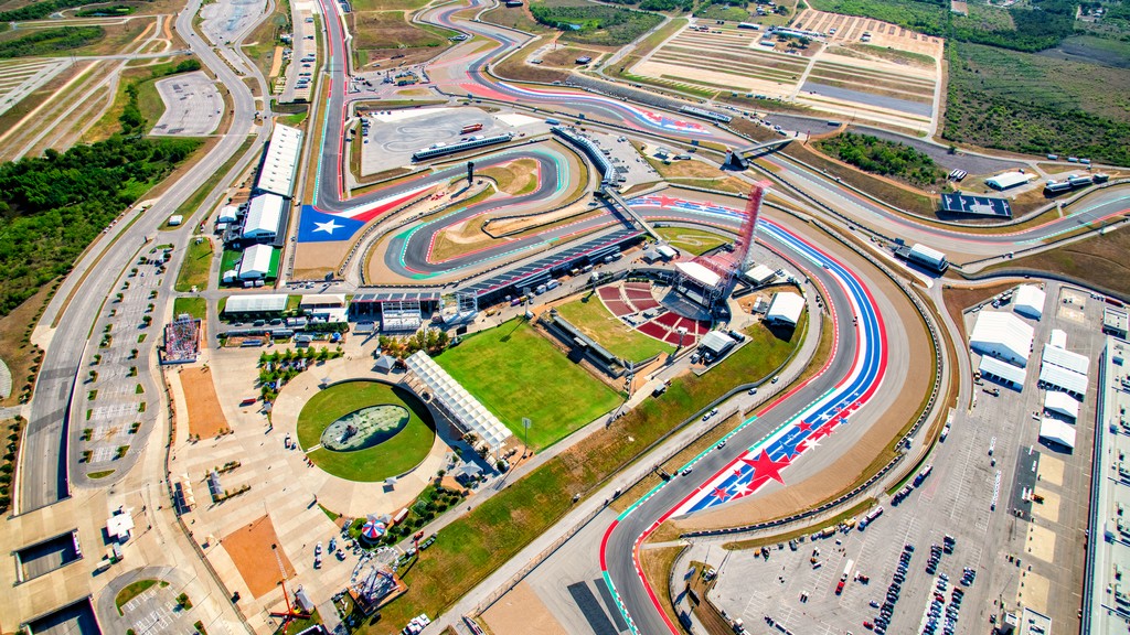 Korábbi F1-es világbajnokokkal jön a texasi verseny