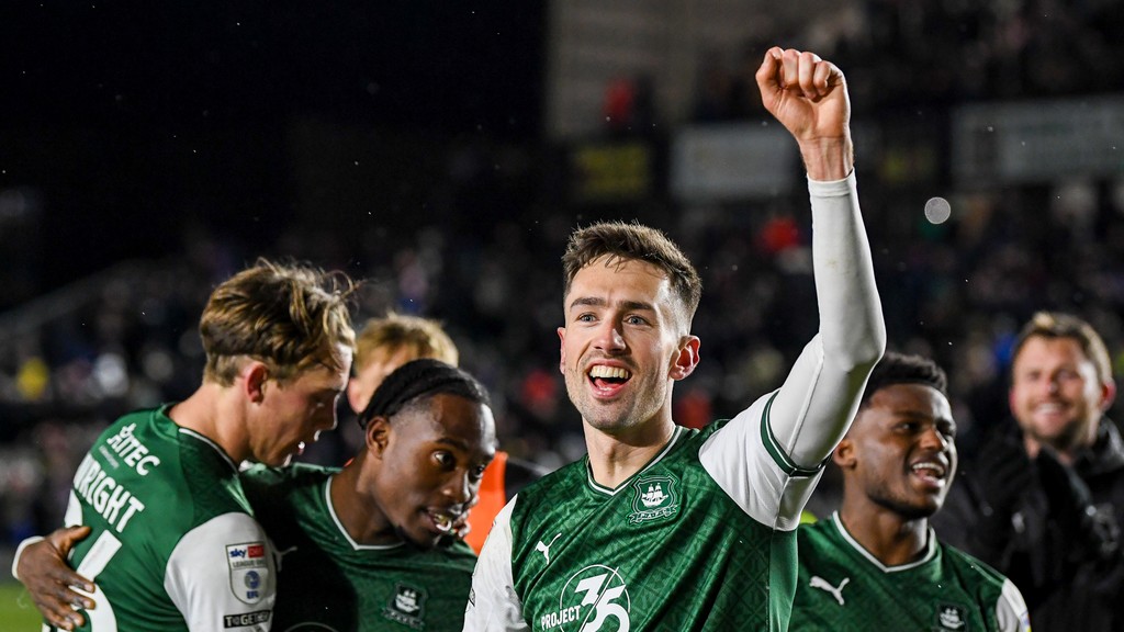 Tovább menetel a Plymouth