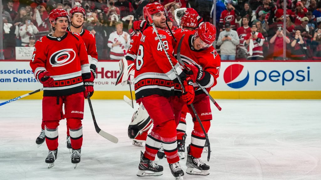 Két győzelemnél jár a Hurricanes, otthon kapott ki a Bruins