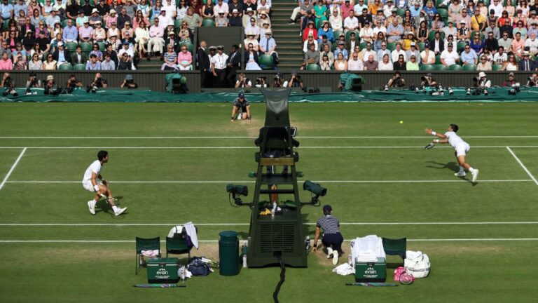 Az Alcaraz–Djokovics meccs kihozta, lejárt a tiszta fehér szerkó ideje Wimbledonban