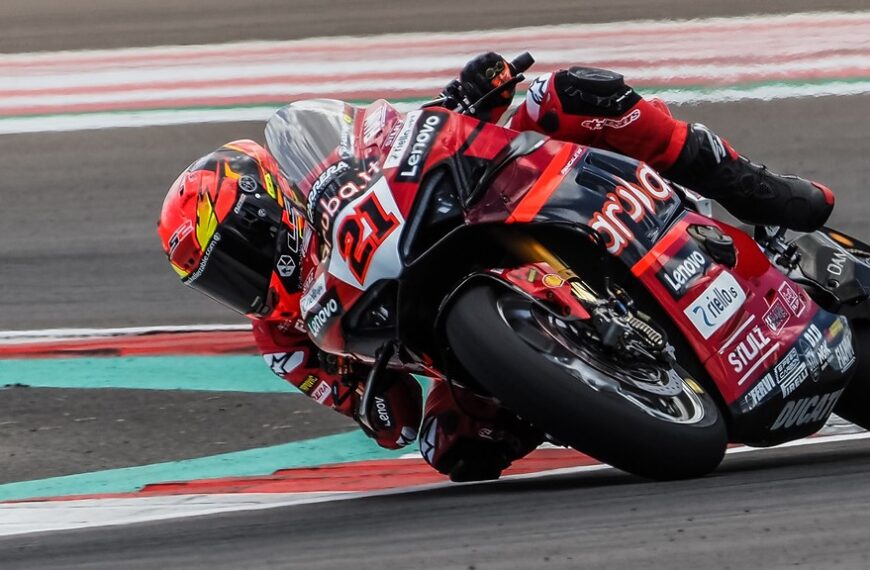 Két súlyos sérült a doningtoni Superbike első körös bukásában