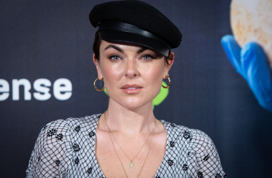 Serinda Swan zavarbaejtően vonzó mostanában