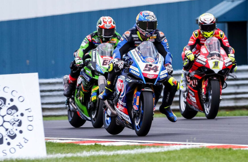 Bizarr incidens miatt félbeszakított futamot nyert a Superbike-világbajnok