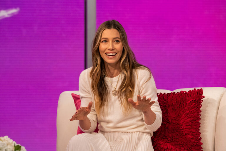 Jessica Biel finoman szólva is furcsán viselkedik a zuhany alatt