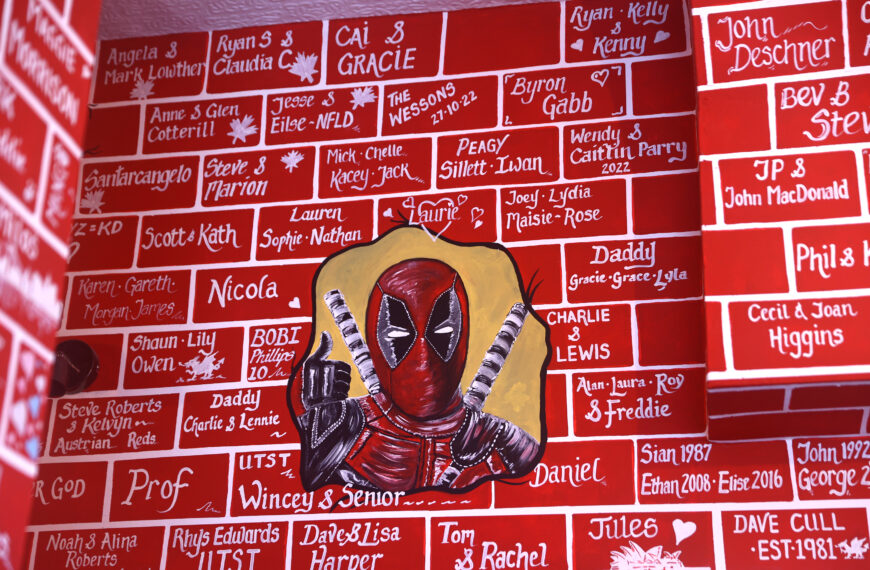 Ryan Reynolds Deadpoolként köszönte meg díját
