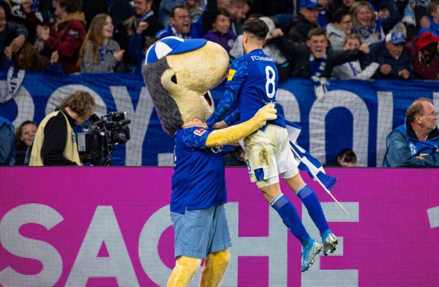 A kabalafigura, aki piros lapot adott a FIFA-játékvezetőnek