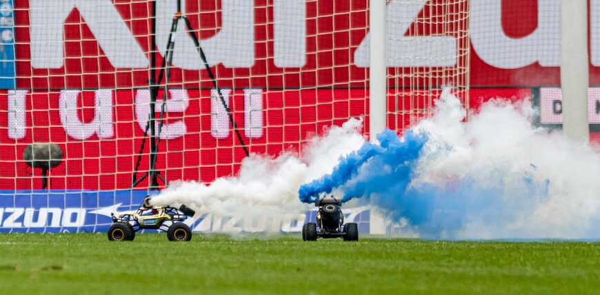 Távirányítós autók zavarták meg a Hansa-HSV-t