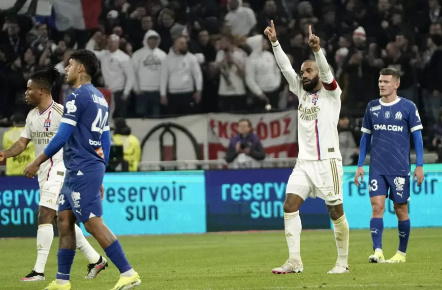 Kezdőrúgásból kapura lövés a Lyon-Marseille-en