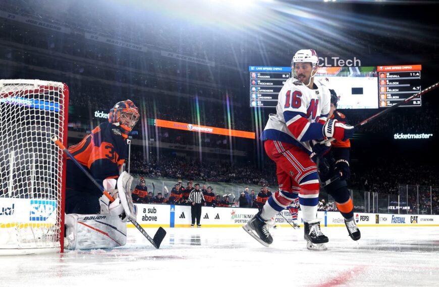 NHL: zseniális meccset hozott a NY-i klasszikus 80 ezer néző előtt