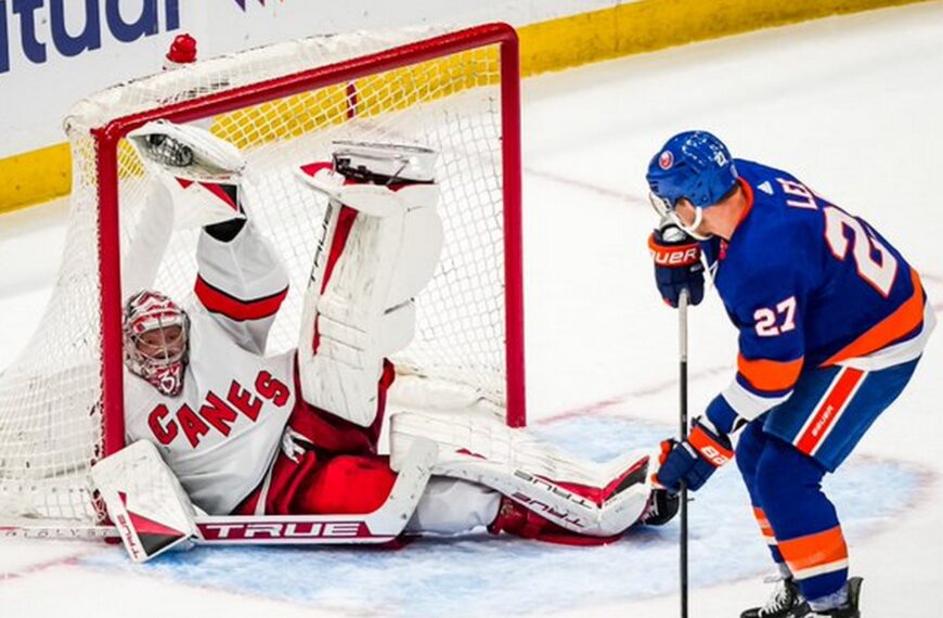 A Panthers és a Hurricanes is egy győzelemre a söpréstől az NHL-ben