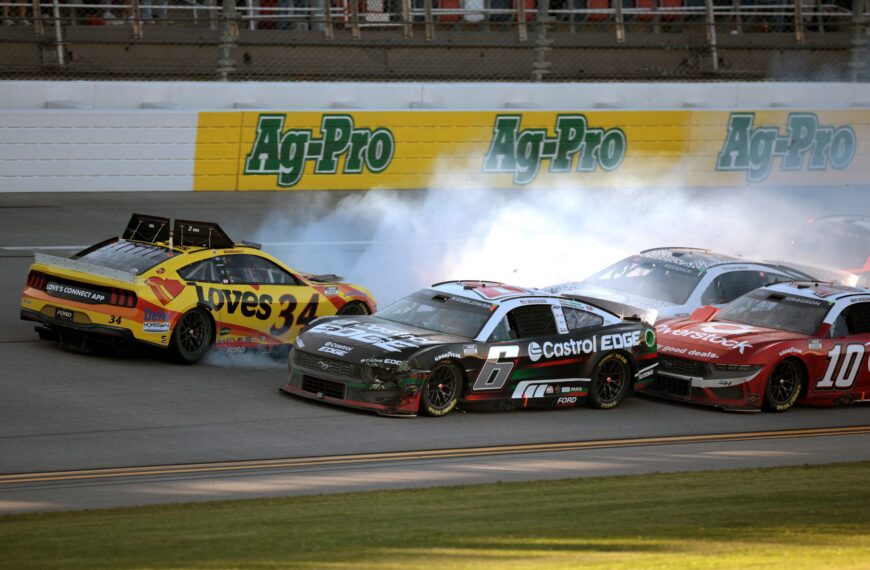 Drámai befutó az 500 talladegai mérföld végén