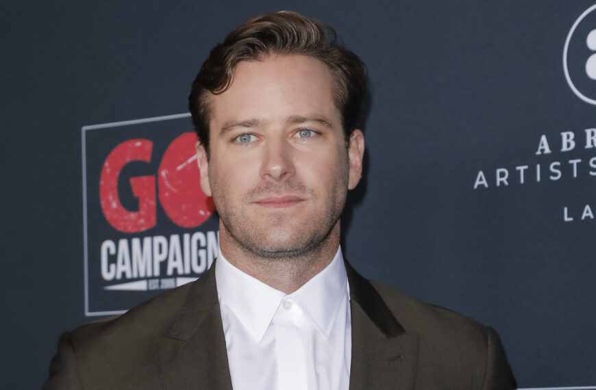 Armie Hammer szerint nem baj, hogy késsel karcolta…