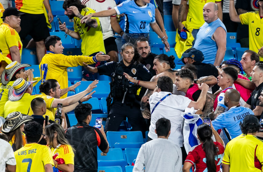 Dulakodtak a kolumbiai szurkolókkal az uruguayi futballisták a lefújás után