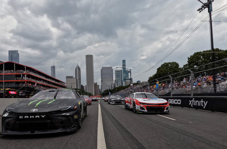 Eső után sötétedés zárta rövidre a chicagói NASCAR-futamot