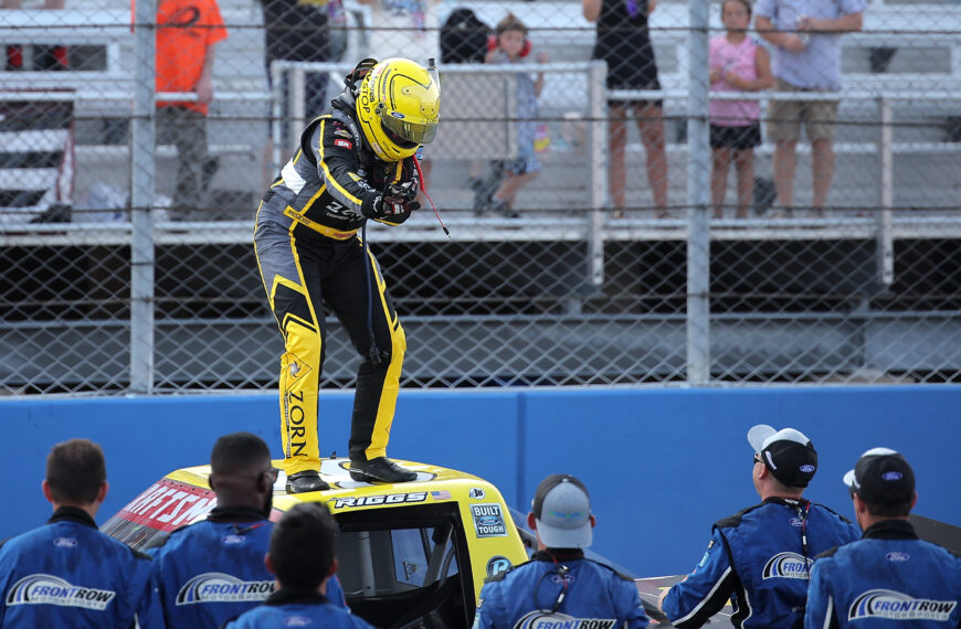 Ünneplés közben ugrott ki a válla a NASCAR-pilótának