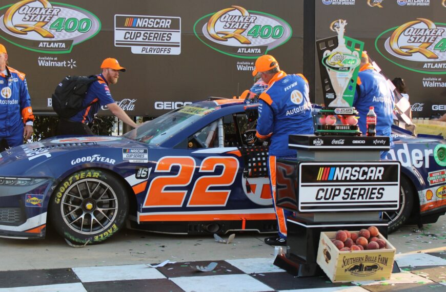 Logano nyerte a NASCAR-playoff első fordulóját