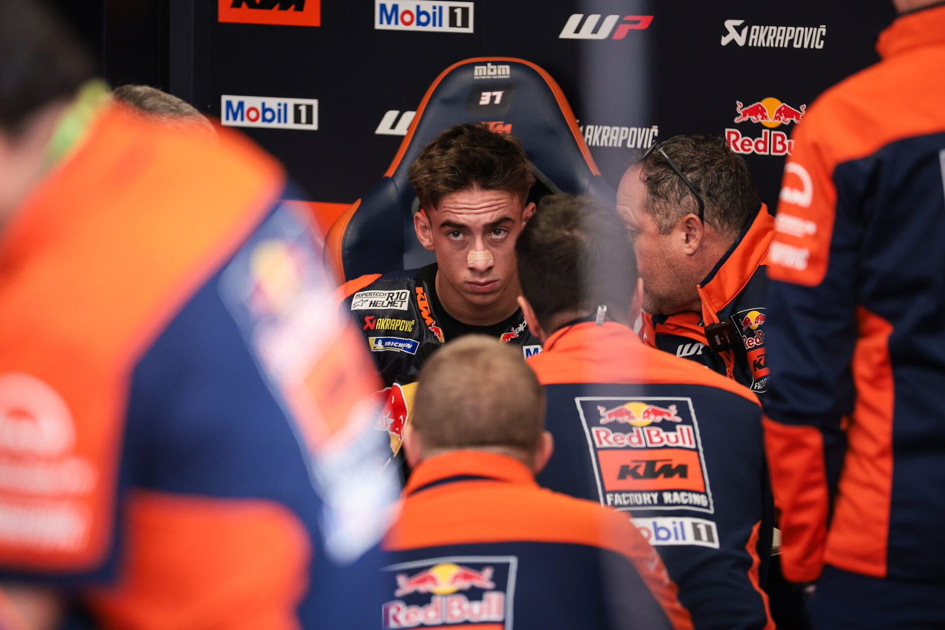 KTM a tönk szélén, a háttérben Acosta-mentőakció indul