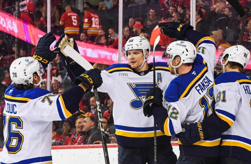 Menetel új edzőjével a St. Louis Blues