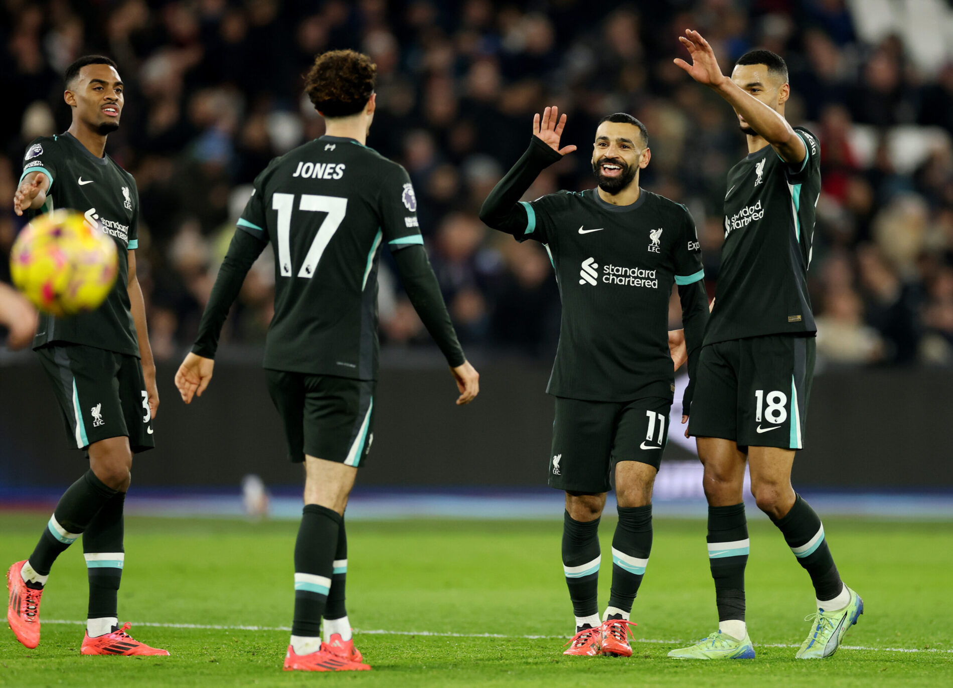 Győzelemmel zárta az évet a gödörben lévő ManCity, kiütéssel nyert a listavezető