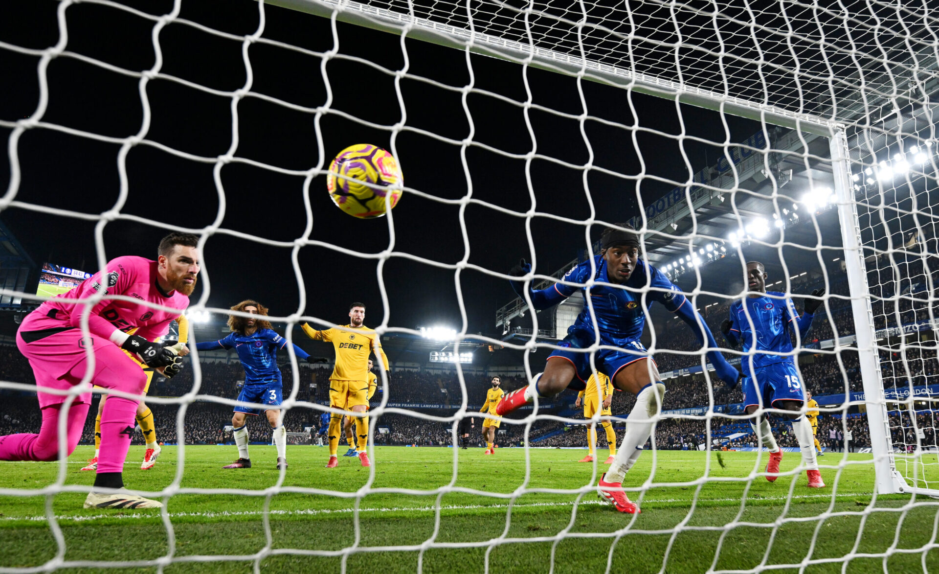 Londoni rangadó és szardíniai meccs zárja a futballhétvégét