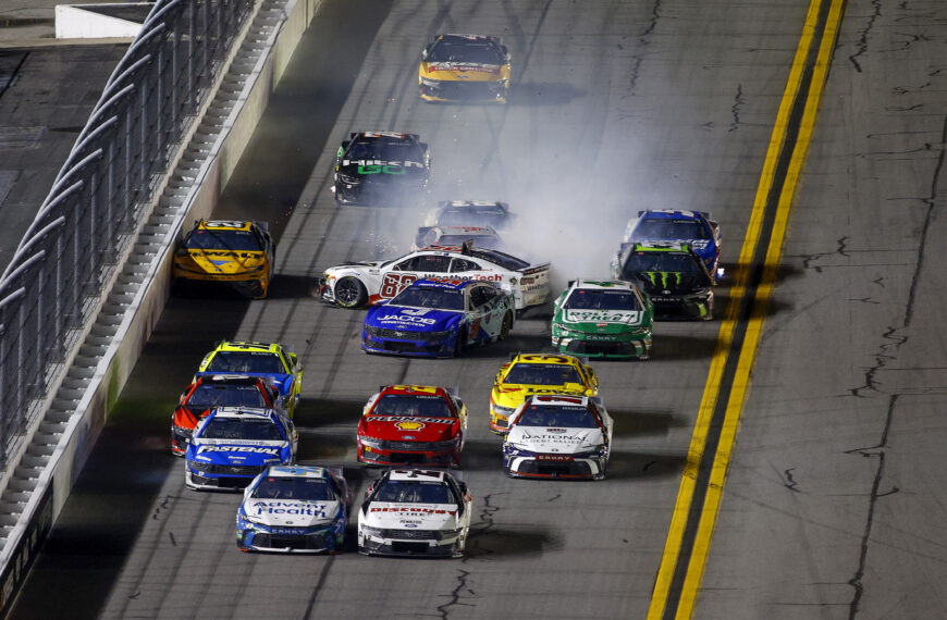 Tömegbaleset és célfotó után megvan a vasárnapi Daytona 500 rajtsorrendje