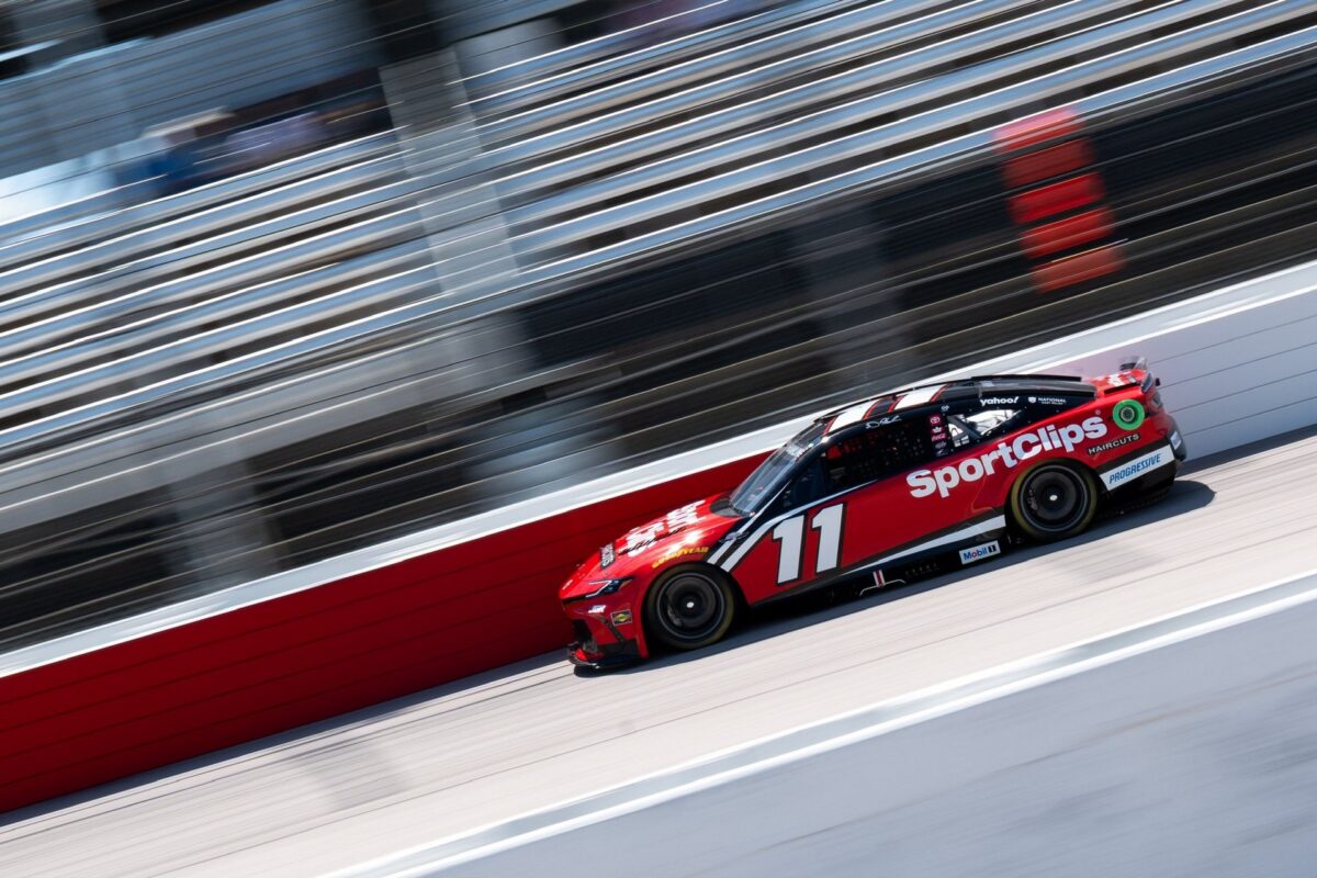 Denny Hamlin egyik kedvenc pályáján folytatódik a NASCAR-sorozat