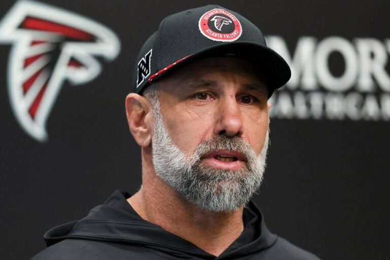 Pénzbüntetést kapott a Falcons és edzője is a telefonbetyárkodás miatt