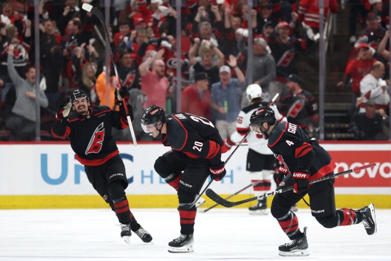 Kétszeri hosszabbítás után lett az első továbbjutó a Carolina az NHL rájátszásában