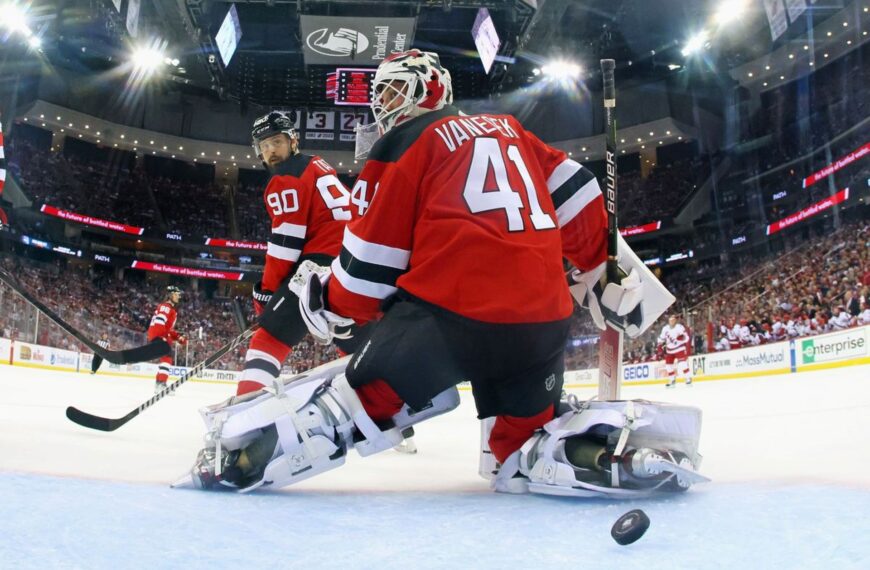Mesterhármassal lépett meg a Hurricanes az NHL-rájátszásban